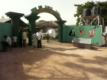 De nieuwe ingang van Ndala Hospital bij 50 jaar jubileum in 2013